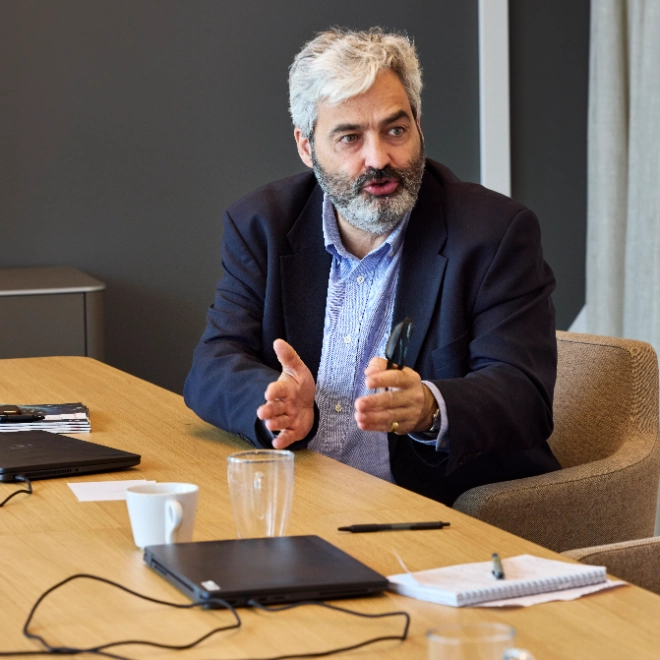 Atradius colleague in a meeting with a colleague